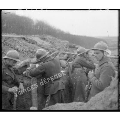 Un groupe de soldats de la 5e armée sont photographiés dans une tranchée.