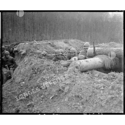 Un groupe de soldats de la 5e armée sont photographiés dans une tranchée.