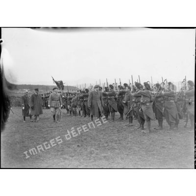 Les généraux Bourret et Lestien passent en revue des troupes alpines de la 28e DIA.