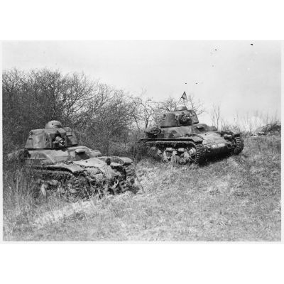 Deux chars Renault R35 de la 5e armée sont photographiés en plan général de trois quarts avant.