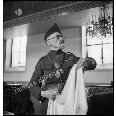 Un rabbin, aumônier militaire, est photographié dans une synagogue du secteur de la 5e armée.