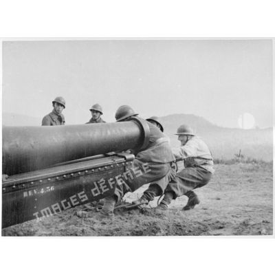 Des servants de la 5e armée tirent une pièce de 155 mm court M1915/17.