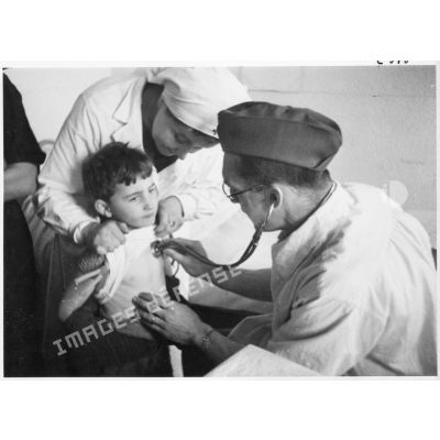 Un médecin militaire et une infirmière soignent un enfant dans un hôpital du secteur de la 5e armée.