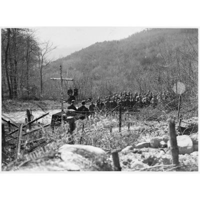 Des soldats de la 5e armée assistent à une messe en plein air près d'un ouvrage de la ligne Maginot.