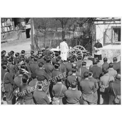 Des soldats de la 5e armée assistent à une messe en plein air dans un village alsacien.
