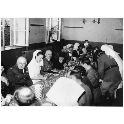 Les généraux Réquin et de Lattre mangent avec des infirmières de la Formation Hadfield Spears.