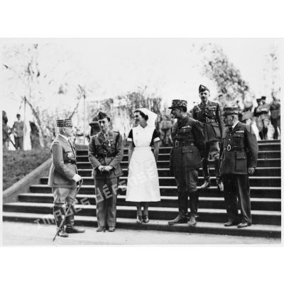 Les généraux Réquin et de Lattre sont photographiés auprès d'une infirmière de la Formation Hadfield Spears et d'un lieutenant de la 4e armée.