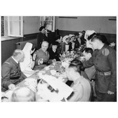 Les généraux Réquin et de Lattre mangent avec des infirmières de la Formation Hadfield Spears.