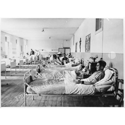 Des infirmières de la Formation Hadfield Spears donnent des soins à des blessés ou des malades dans un hôpital.