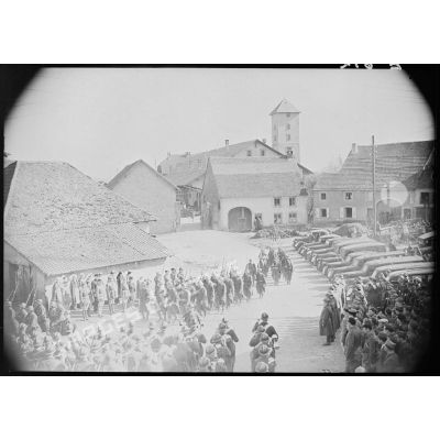 Des soldats de la 4e armée défilent dans un village lorrain.