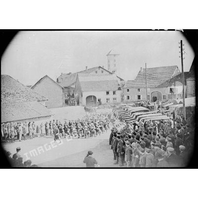 Des soldats de la 4e armée défilent dans un village lorrain.