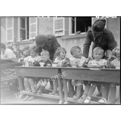 Enfants évacués en mai 1940 rassemblés dans la cour d'une école communale du Bas-Rhin.