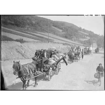 Un groupe de réfugiés dans une charrette roule sur une route du Bas-Rhin dans le secteur de la 5e armée.