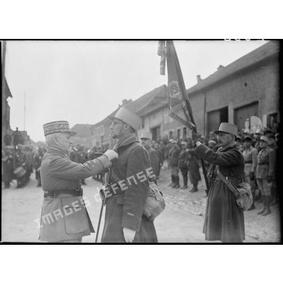 Le général d'armée Réquin décore le sous-lieutenant Pillot de la légion d'honneur qui s'est illustré lors de la défense du 4e RTM entre le 2 mai et le 4 mai 1940 face aux attaques allemandes dans le secteur de la Sarre au sud-ouest de Sarreguemines.