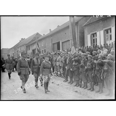 Le général d'armée Réquin passe en revue les troupes du 4e RTM à Guébenhouse.