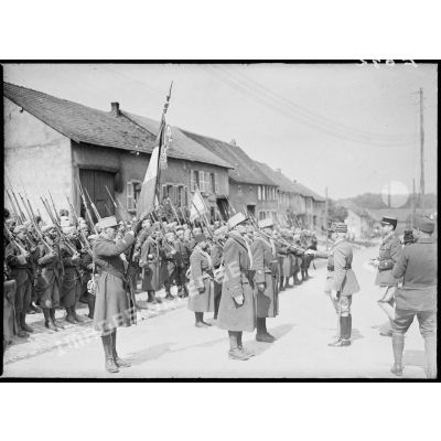 Le général d'armée Réquin décore le sous-lieutenant Pillot et le sergent-chef Thouvenot du 4e RTM.