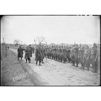 Une revue de troupes de la 4e armée sur une route de Moselle.
