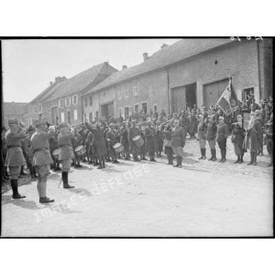 Le général d'armée Réquin salue le drapeau du 4e RTM à Guébenhouse lors d'une prise d'armes.
