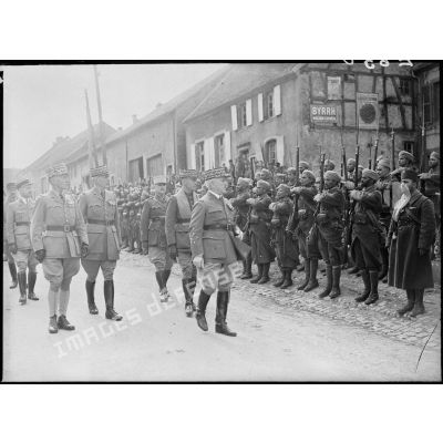 Le général d'armée Réquin passe en revue les troupes du 4e RTM à Guébenhouse.