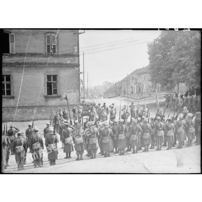 Le général d'armée Réquin salue le drapeau du 4e RTM à Guébenhouse lors d'une prise d'armes.