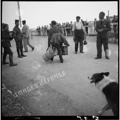 Des civils sont photogaphiés près du stade d'Antibes.