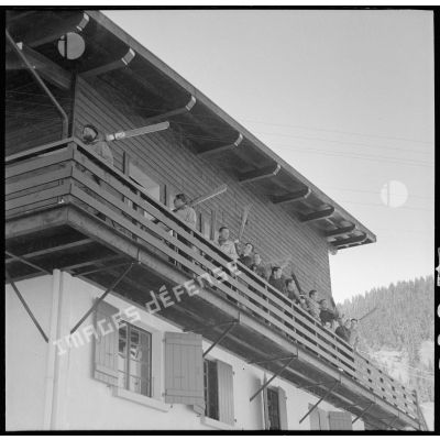 Des chasseurs du 199e BCHM sont photographiés sur le balcon d'un chalet de Chamonix.