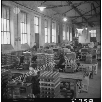 Des femmes travaillent dans un atelier de conditionnement des cartouches de l'usine de munitions de Valence.