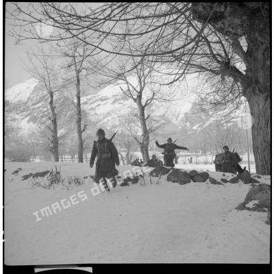 Des chasseurs alpins de la 6e armée courent dans la neige.