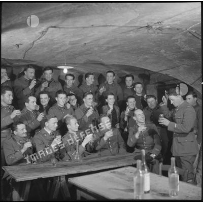 Des cadres du 92 BAF portent un toast lors d'une réunion.