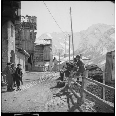 Un opérateur du SCA filme des enfants dans un village des Hautes-Alpes.