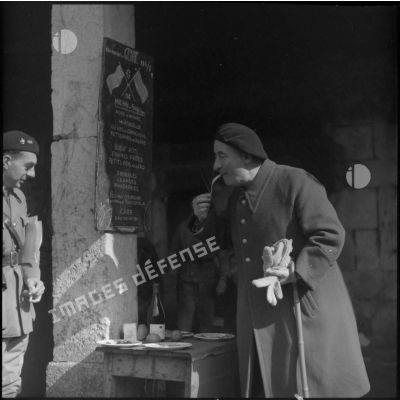 Un officier de la 6e armée, est photographié alors qu'il porte une fourchette à sa bouche à cantine de la 114e compagnie du Génie.