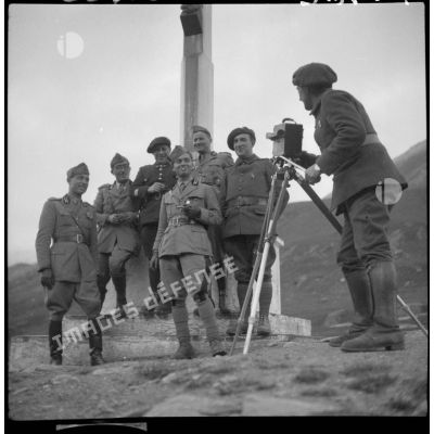Des officiers français de la 30e DBAF rencontrent des officiers italiens dans les Alpes.