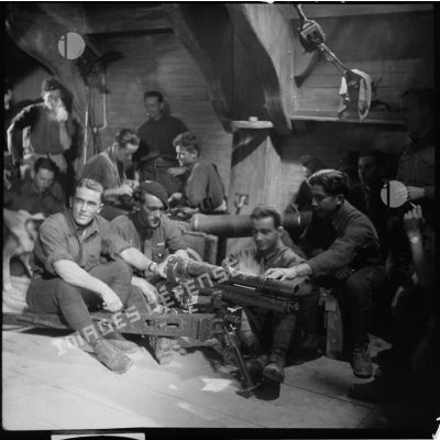 Des soldats de la 6e armée se reposent dans un décor de cinéma.