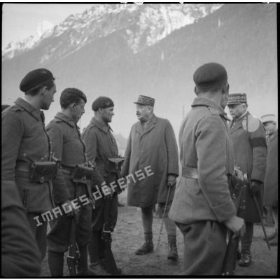 Le général d'armée Touchon, commandant la 6e armée, parle avec des chasseurs alpins lors de sa visite.