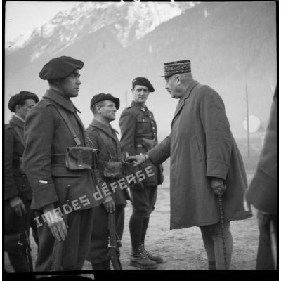 Le général d'armée Touchon, commandant la 6e armée, parle avec des chasseurs alpins lors de sa visite.