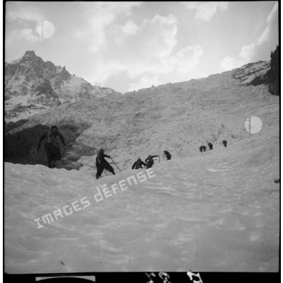 Des éclaireurs du 199e BCHM escaladent le glacier des Bossons.