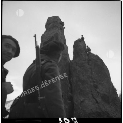 Des éclaireurs du 199e BCHM escaladent l'aiguillette d'Argentière.