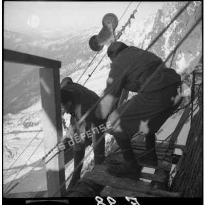 Photographie de groupe de chasseurs alpins à la station supérieure du téléphérique du col du Midi en construction.