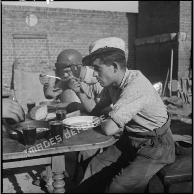 Deux soldats de la 7e armée en train de manger.