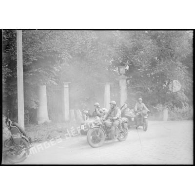 Des motocyclistes de la 7e armée quittent leur cantonnement.