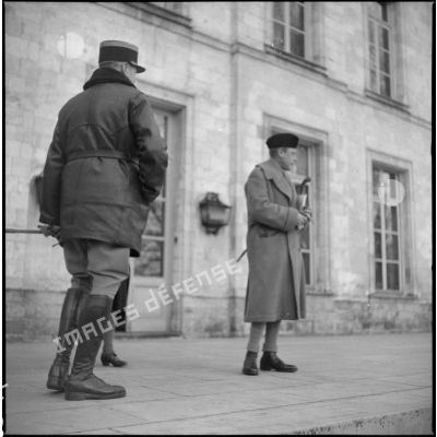 Portrait en pied du duc de Windsor lors de sa visite dans le secteur de la 7e armée.