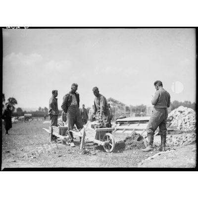 Des prisonniers allemands travaillent dans un camp de prisonniers.