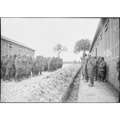 Regroupement de prisonniers allemands dans un camp de prisonniers.