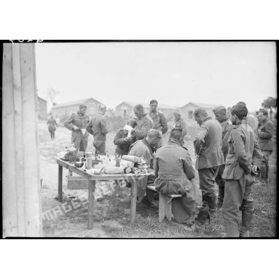 Des prisonniers allemands se soignent dans un camp de prisonniers.