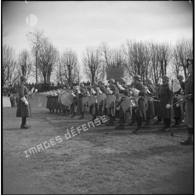 Un orchestre militaire de l'armée française joue lors d'une rencontre sportive.
