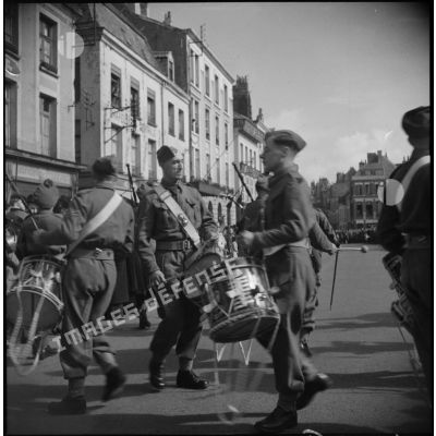 Des soldats de la British expeditionary force jouent dans les rues d'une ville française.