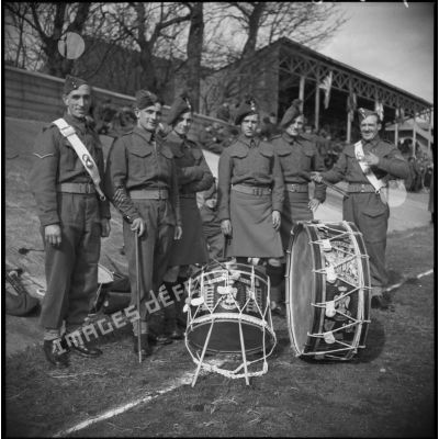 Des soldats de la British expeditionary force posent devant un tambour et une grosse caisse.