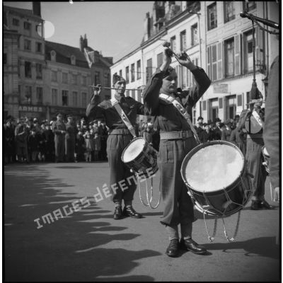 Des musiciens de la British expeditionary force jouent et défilent dans une ville française.