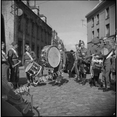 Des musiciens de la British expeditionary force dans une rue.