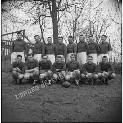 Une équipe de rugby pose devant la photographe.